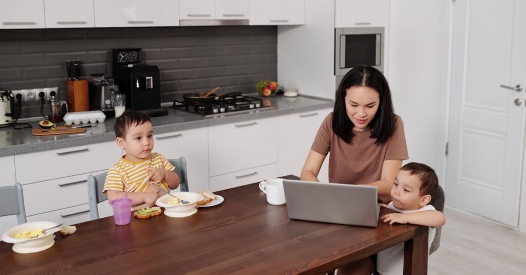 共働き家庭がコープデリのミールキットで簡単に夕食を準備している様子