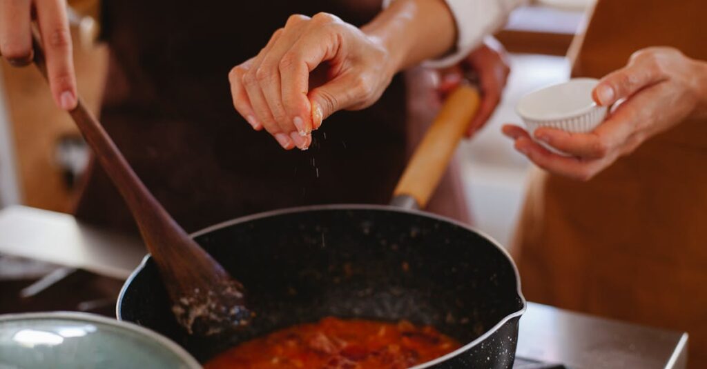 調味料サブスクで届いた調味料を使って料理する人の様子