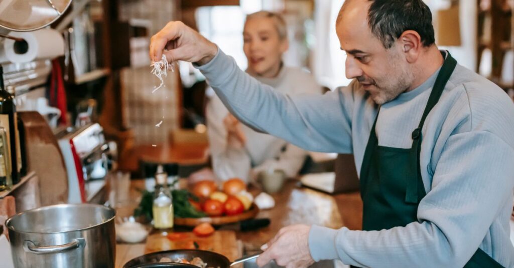 料理初心者でも上手に調理できたことに喜ぶ表情の人物