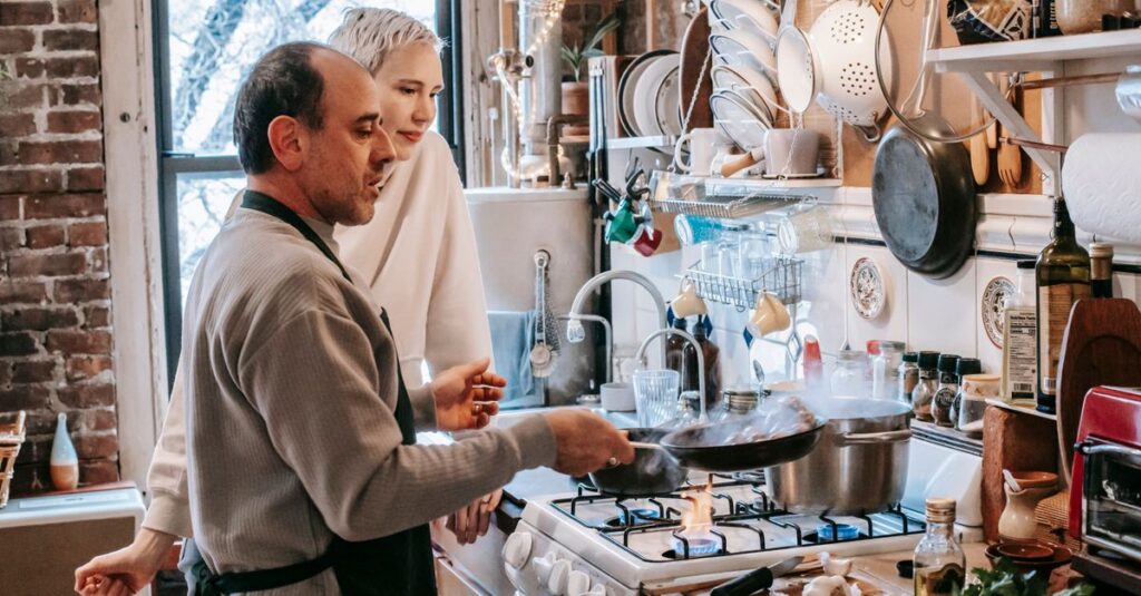 料理を続けられるようなキッチンの工夫や習慣化の工夫をしている様子