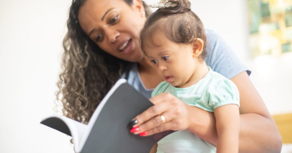 満足してサービスの口コミを読む親のイメージ