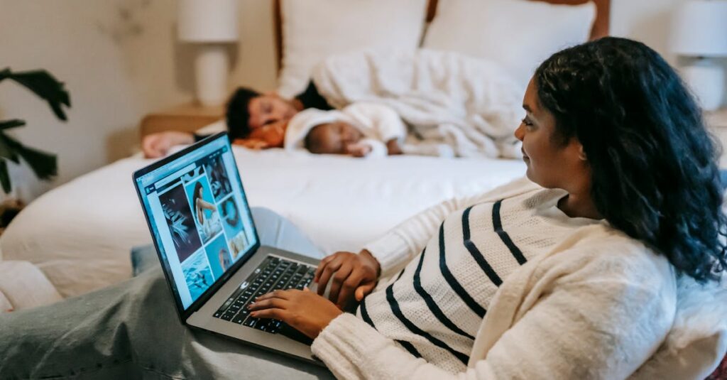 仕事帰りの主婦がスーパーで疲れた様子