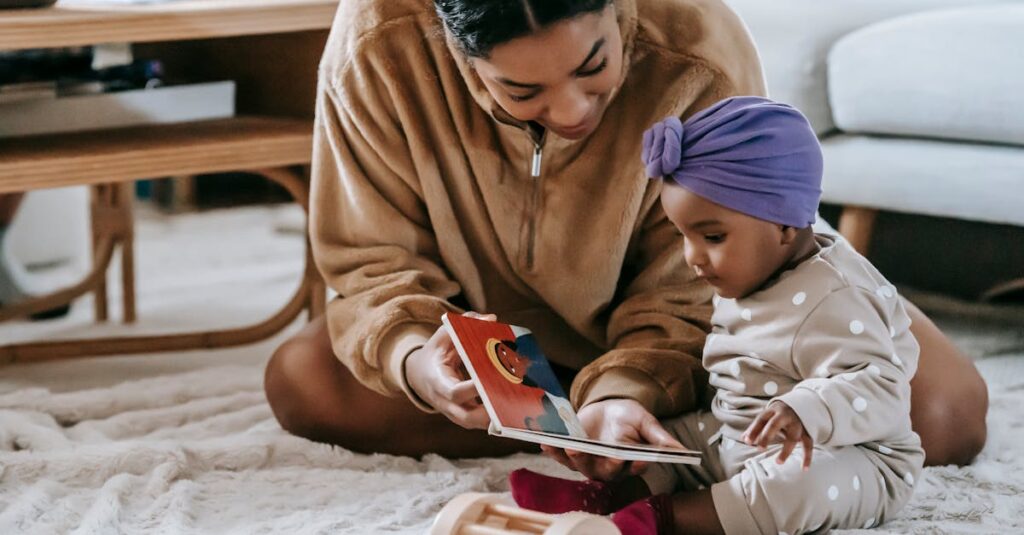 Berpyが大切にする親子の濃密な時間を象徴する、ママと赤ちゃんが静かに触れ合う画像。