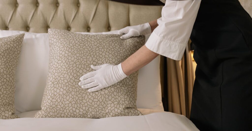 スマホで簡単に家事代行を予約している場面。スピーディな対応と予約しやすさに満足する利用者。