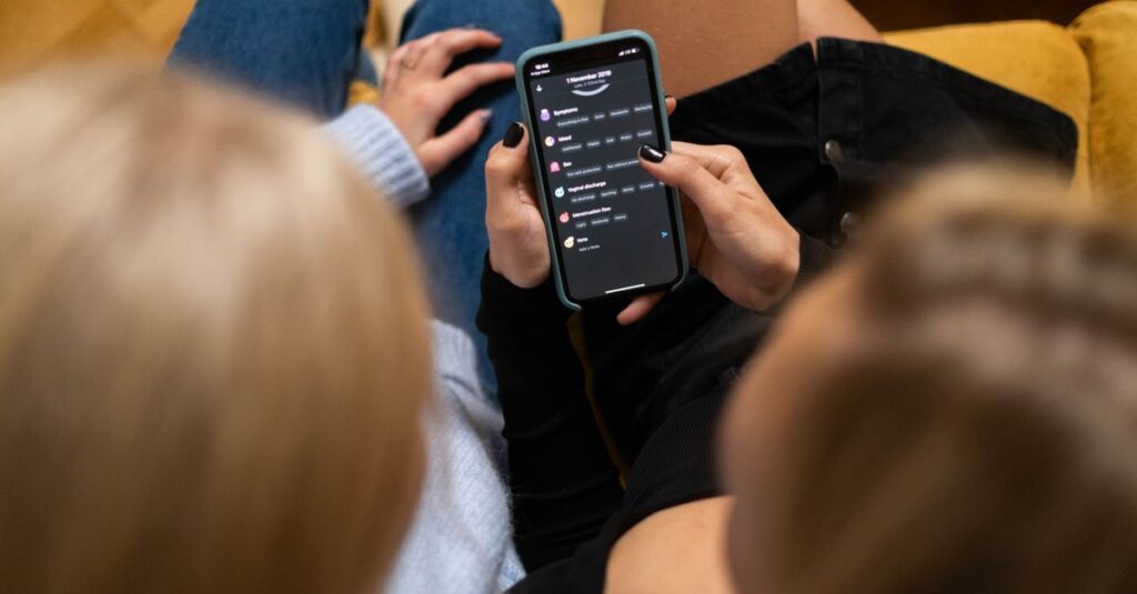 ABEMAの無料プランとプレミアムプランの違いを比較するイメージ画像