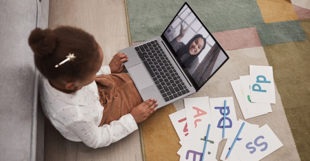 ディズニー英語システムのサンプルを見て笑顔を見せる子供のイメージ画像