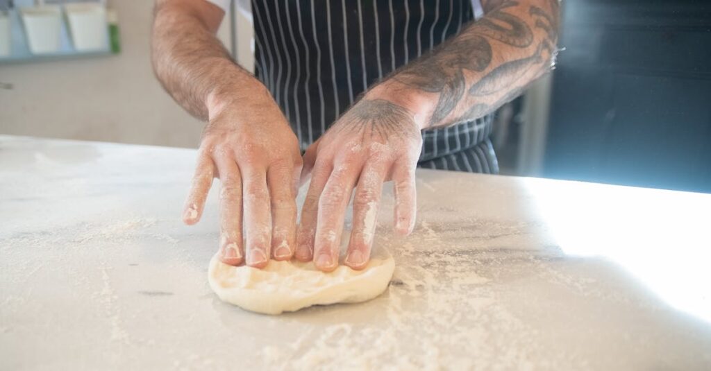 プロの料理人が手づくりする本格惣菜が並ぶキッチンの様子