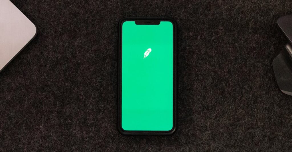 スカパーを公式サイトと家電量販店で比較している様子。