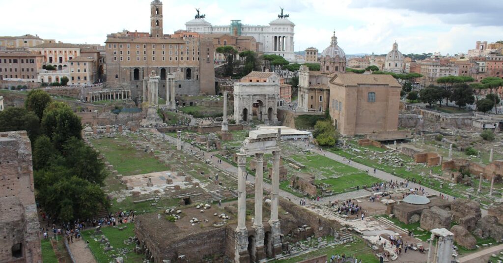 5chや知恵袋に投稿されたABEMAプレミアムへの辛口コメントを確認する様子