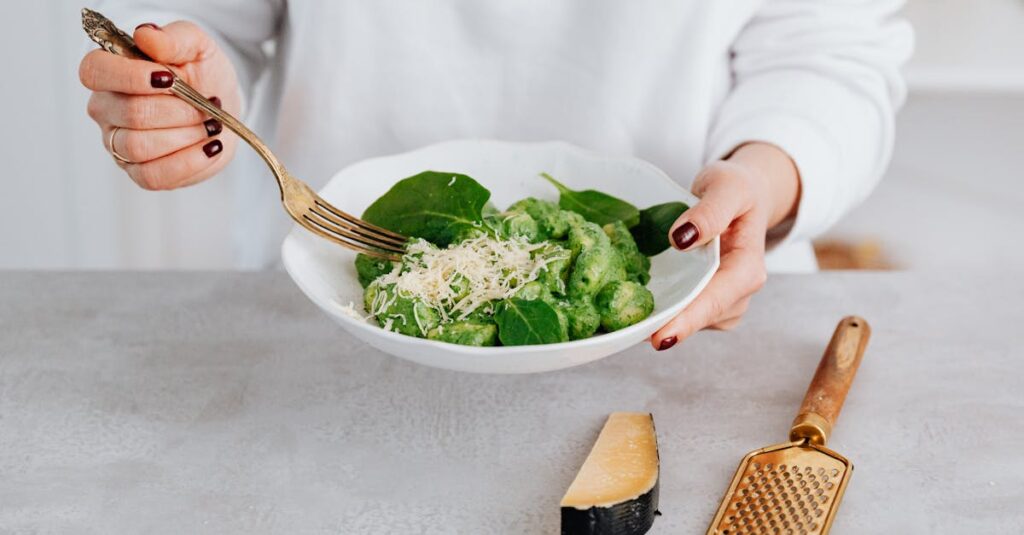 わんまいるの惣菜を家族で試食している様子
