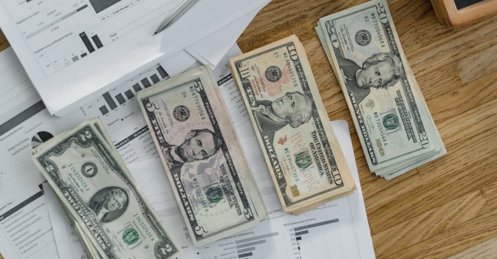 コスパ重視の家庭がコープデリのお得なお試しセットを確認している様子