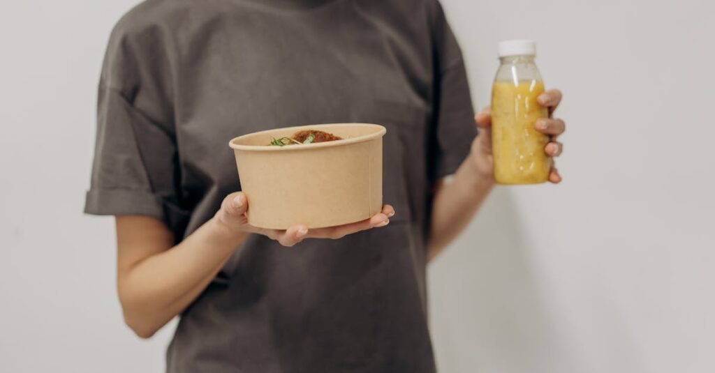 作りたての惣菜を冷蔵で出荷するつくりおき.jpのパッケージング工程