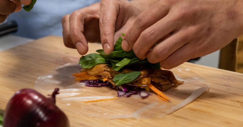 栄養バランスと美味しさを両立した冷蔵のお惣菜が並ぶ食卓の様子