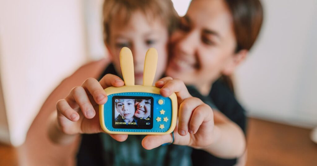 おもちゃ選びに迷う新米パパママのイメージ