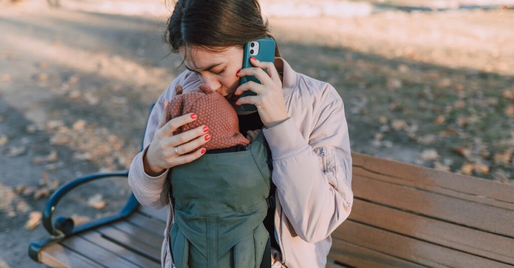 育児で疲れながらも赤ちゃんを抱くママ。Berpyの支えが必要な瞬間を象徴する画像。