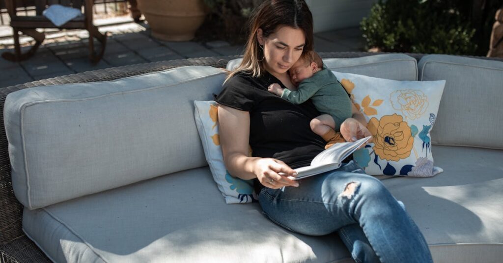 アロベビー ミルクローションをママがスキンケアとして使っている様子。赤ちゃんと一緒に使える保湿アイテム。