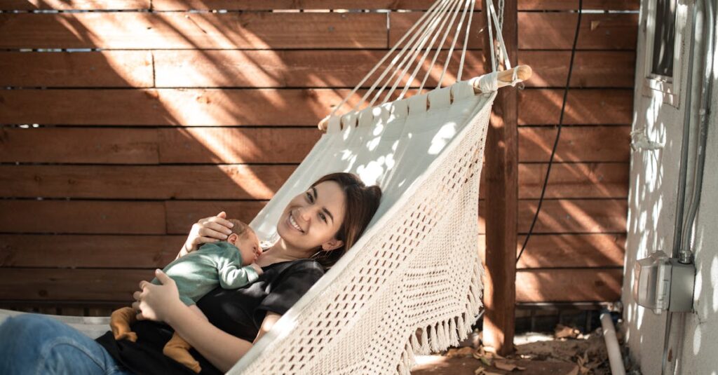 育児で疲れながらも赤ちゃんを抱くママ。Berpyの支えが必要な瞬間を象徴する画像。