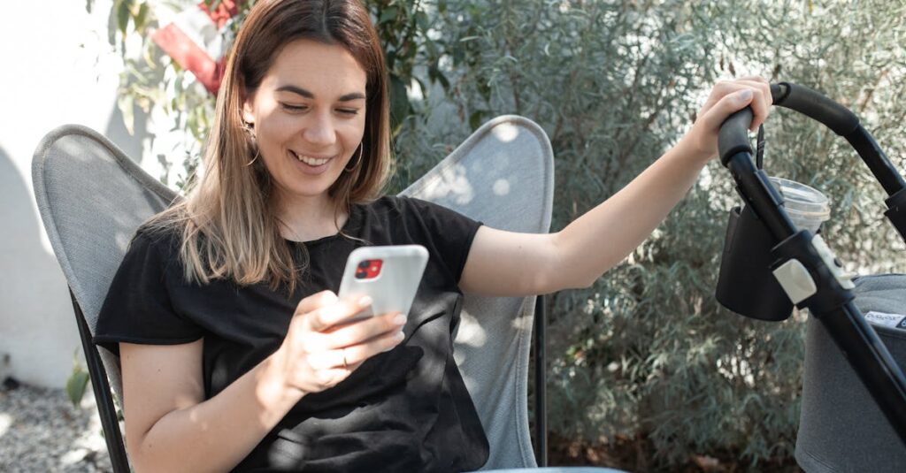 Berpyを通じて育児に少し余裕ができたママが、ほっと一息ついているリラックスした様子の画像。