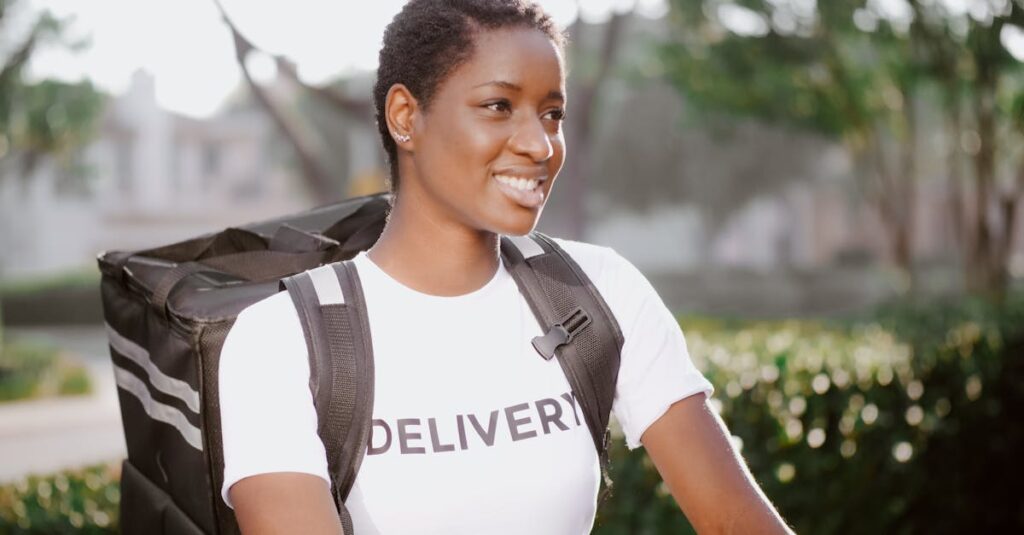 丁寧に対応するパルシステムの配達スタッフ