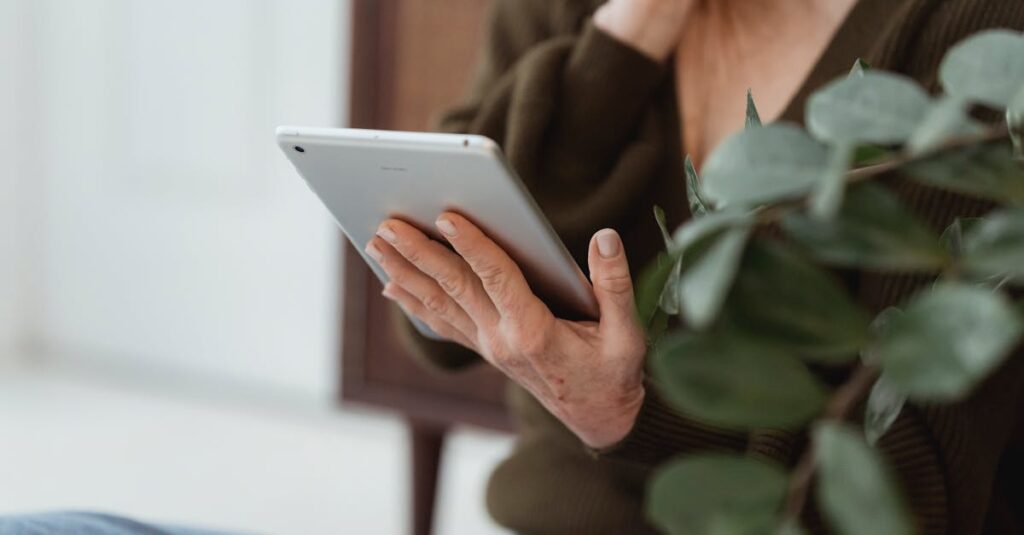 宅配サービスの勧誘が不安で事前にレビューを調べる様子