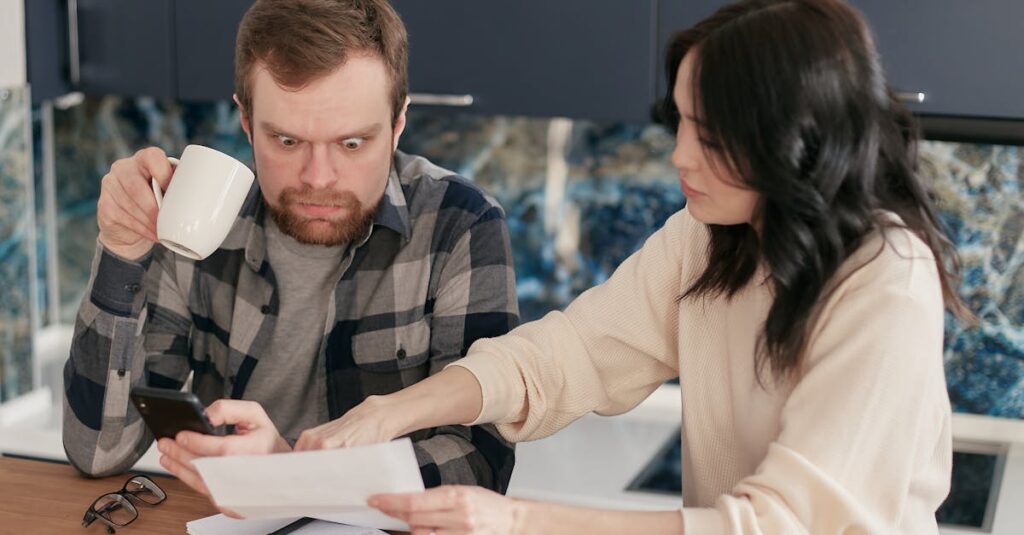 テレビ視聴料金を見て驚いている人のイメージ。