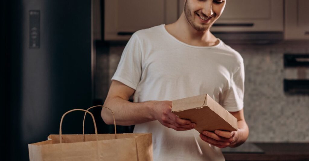 作りたての惣菜を冷蔵で出荷するつくりおき.jpのパッケージング工程