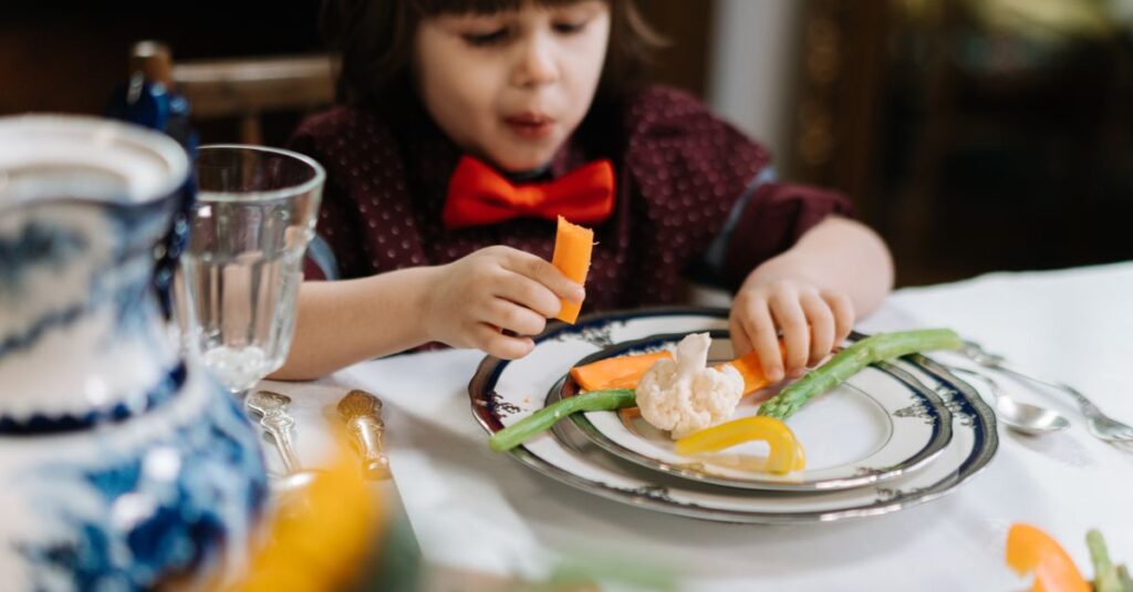 わんまいるの惣菜を美味しそうに食べる子どもの様子