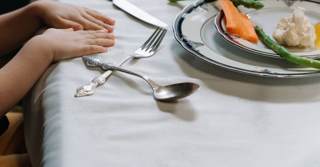 わんまいるの惣菜を美味しそうに食べる子どもの様子