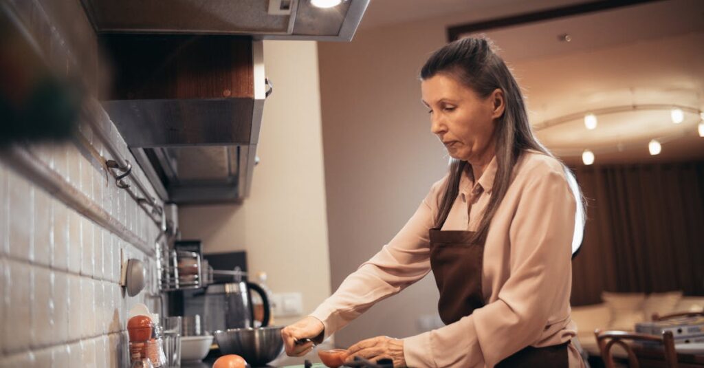 料理中にイライラしている家庭の主婦の姿