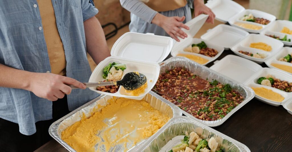 個別に包装されたわんまいるの惣菜が並ぶ様子