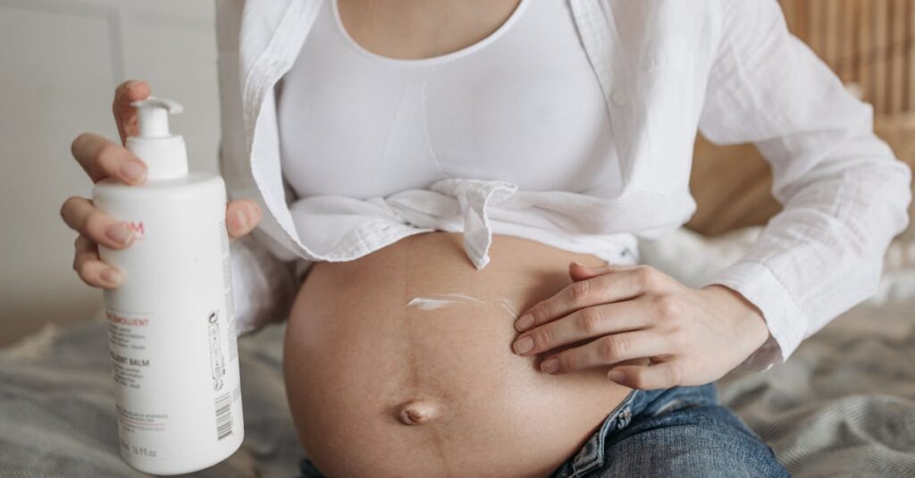 アロベビー ミルクローションの価格が高めだと感じているママの様子。コスパとのバランスを考える場面。