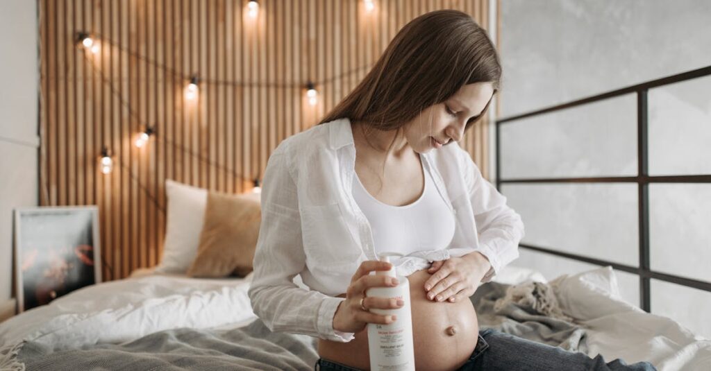 アロベビー ミルクローション使用前後の肌の比較画像。使用前は乾燥による赤みやカサつきが見られるが、使用後はしっとりとしたツヤ肌に改善されている様子が分かる。