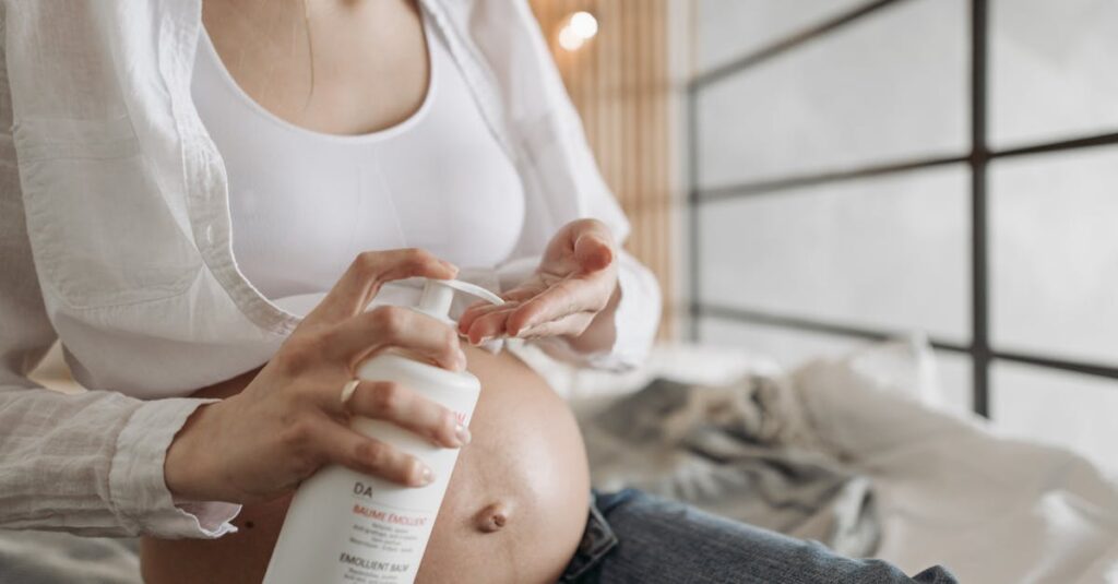 アロベビー ミルクローションをママがスキンケアとして使っている様子。赤ちゃんと一緒に使える保湿アイテム。