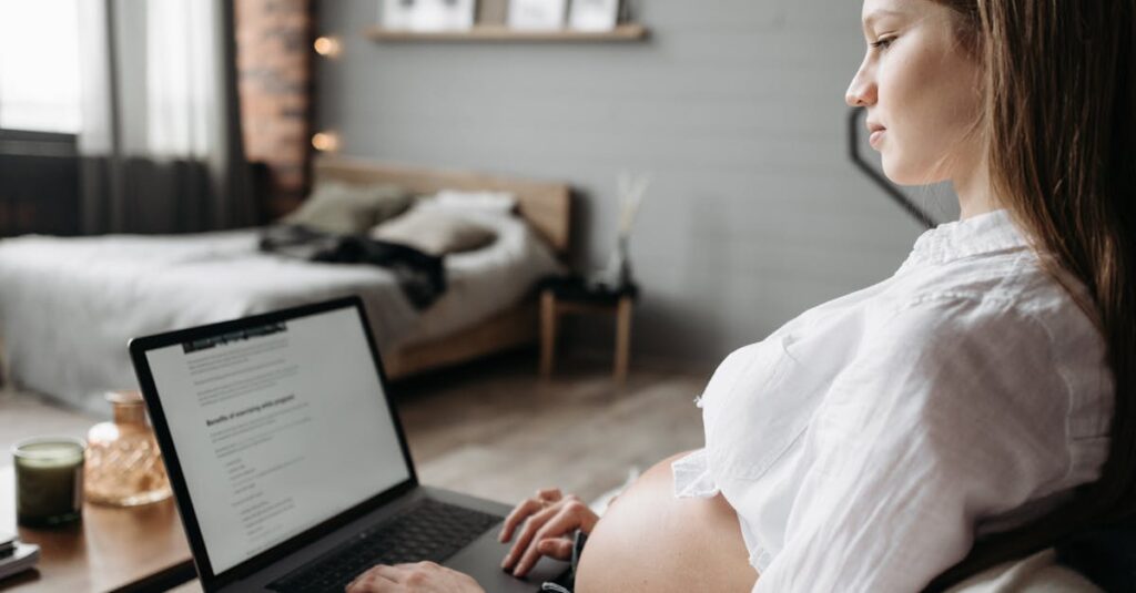 アロベビー ミルクローションをママがスキンケアとして使っている様子。赤ちゃんと一緒に使える保湿アイテム。