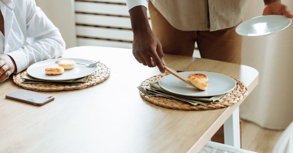 家庭料理のような味わいのわんまいるを試食する様子