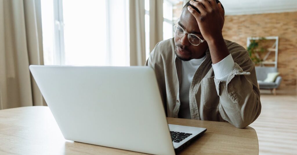 料理中にイライラしている家庭の主婦の姿