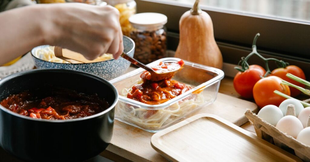 料理初心者が自動調理鍋と調味料を準備している様子
