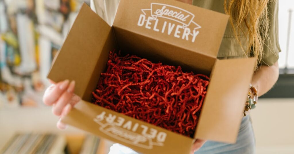 届いたパルシステムの箱を開けて中身を確認する主婦