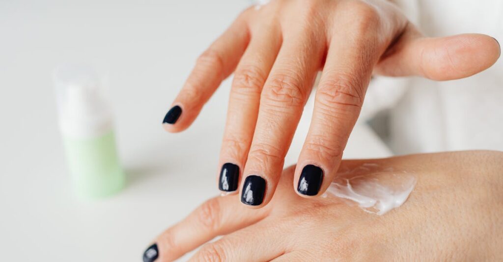 アロベビーとジョンソンベビーのローションを比較した図。香りや成分、対象年齢の違いが強調されている。