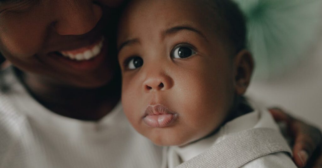 Berpyのある暮らしの中で赤ちゃんが笑顔になる様子を描いた感動的な親子の画像。