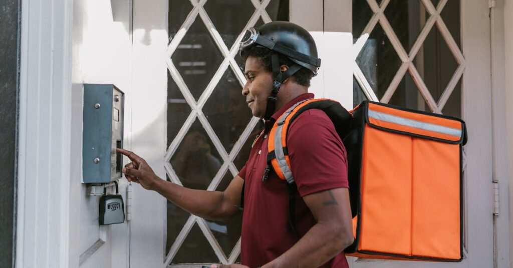 自分に合った宅配サービスを選ぼうとしている女性