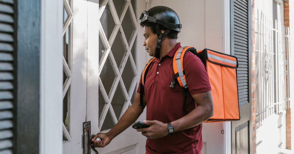 おためし宅配セットを試して満足している女性