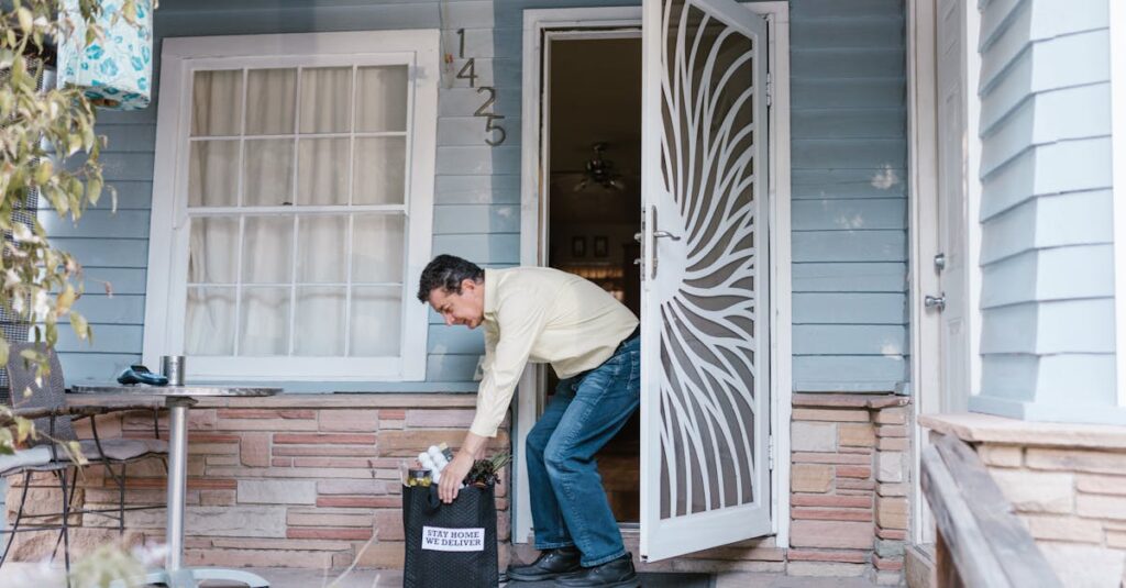 自分に合った宅配サービスを選ぼうとしている女性