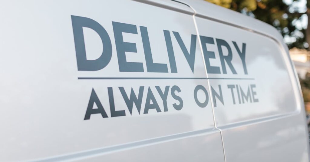 生協の宅配コープデリの配送トラックとスタッフの様子