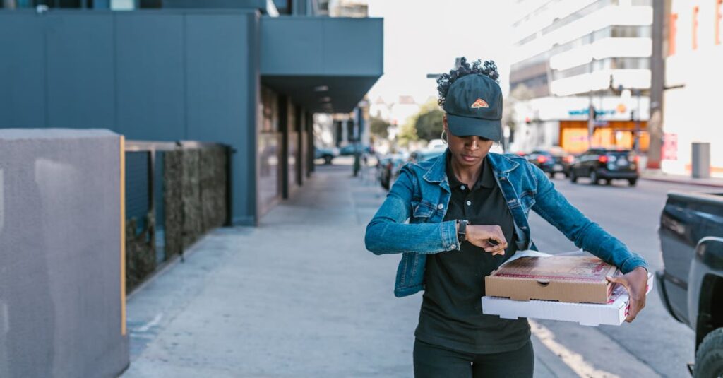 個別に包装されたわんまいるの惣菜が並ぶ様子