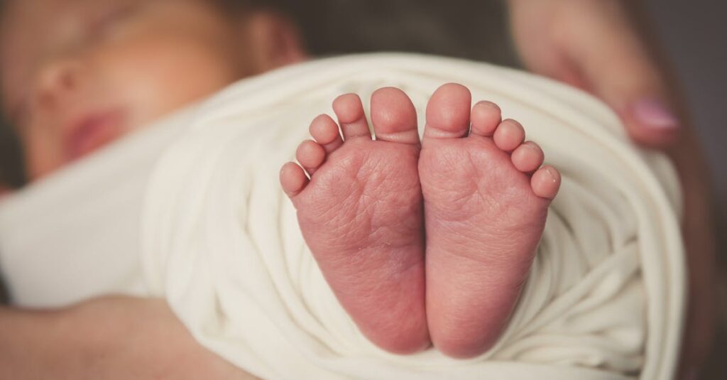 Berpyが提供する3つのやさしさを象徴する、やさしさに包まれた赤ちゃんの育児シーン。