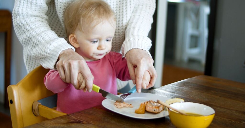 子育て中のパパママが時短に活用するつくりおき.jpの惣菜と笑顔の食卓