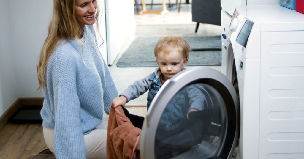 子育て中の家庭で家事代行を活用する場面。母親の育児を助けるスタッフの様子。