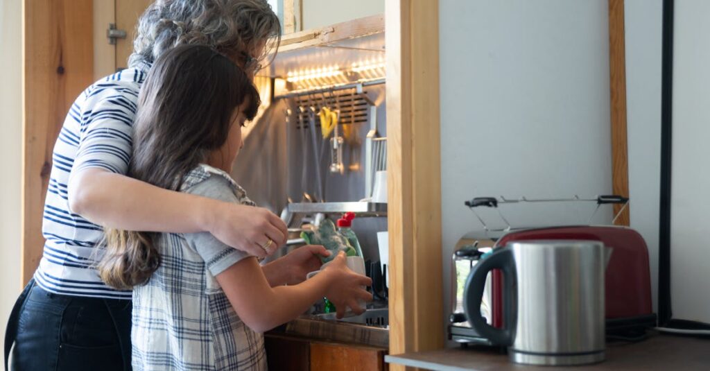 子育て中の家庭で家事代行を活用する場面。母親の育児を助けるスタッフの様子。