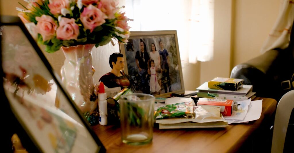 リビングがおもちゃで散らかった育児中の家庭の様子